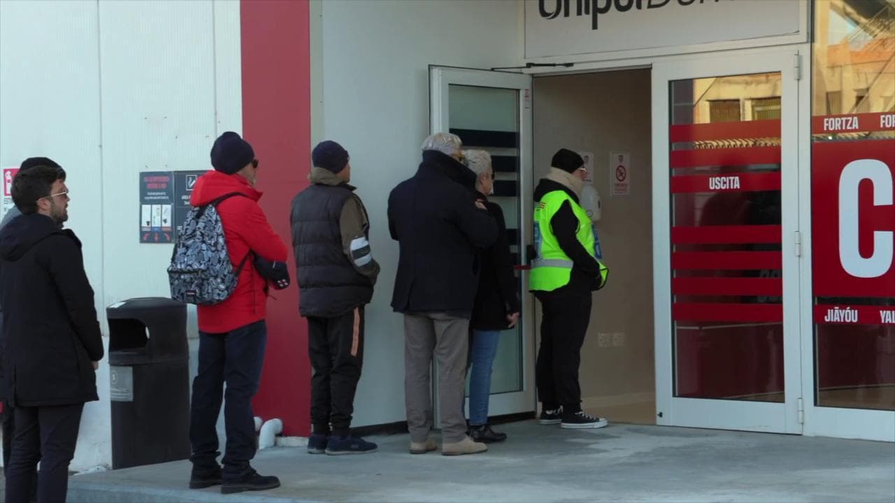 Addio a Gigi Riva, tifosi e ammiratori in fila davanti alla camera ardente per l'ultimo saluto