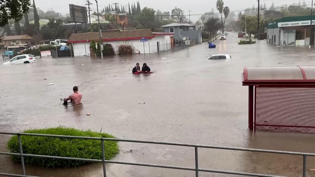 San Diego sommersa da piogge torrenziali: persone salgono sui tetti delle auto