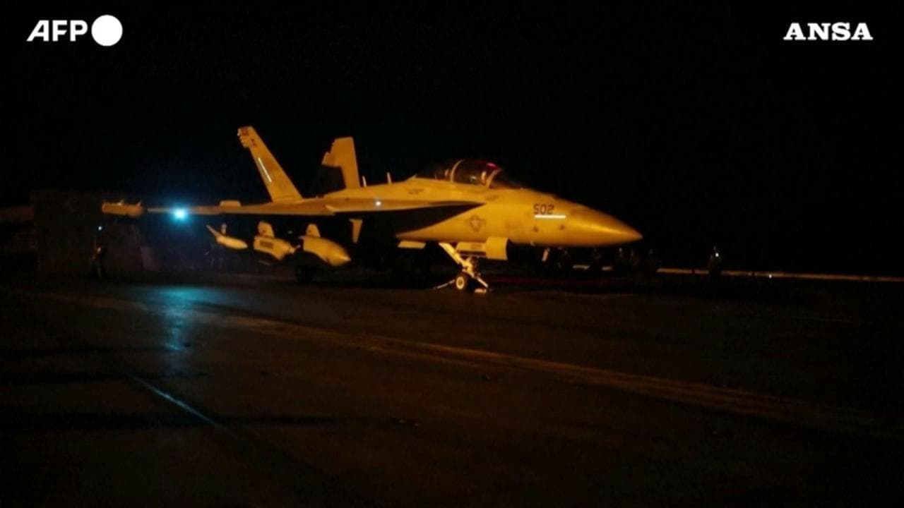 Raid di Gran Bretagna e Usa contro ribelli Houthi in Yemen dopo gli attacchi alle navi nel Mar Rosso