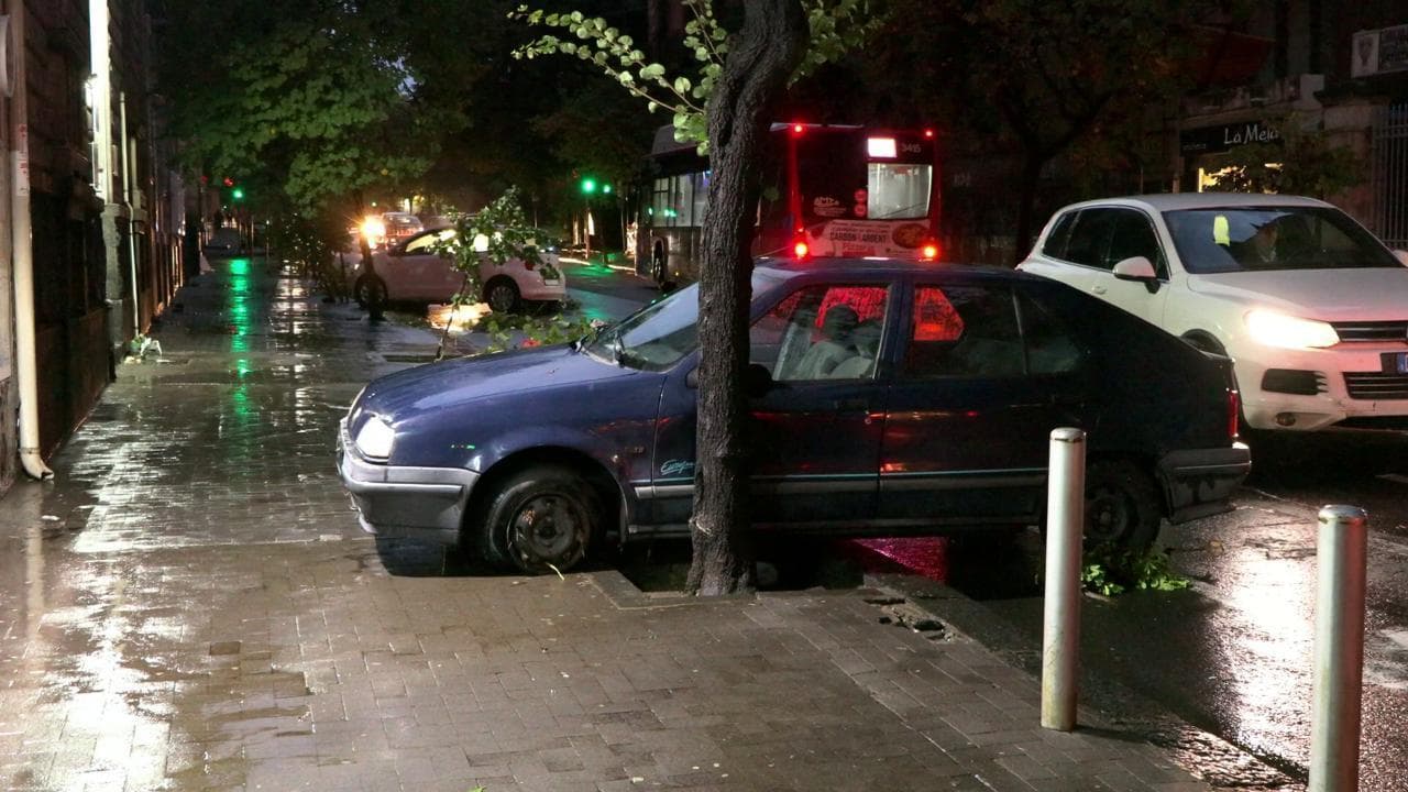 Nubifragio su Catania, le auto danneggiate dalla furia dell'acqua