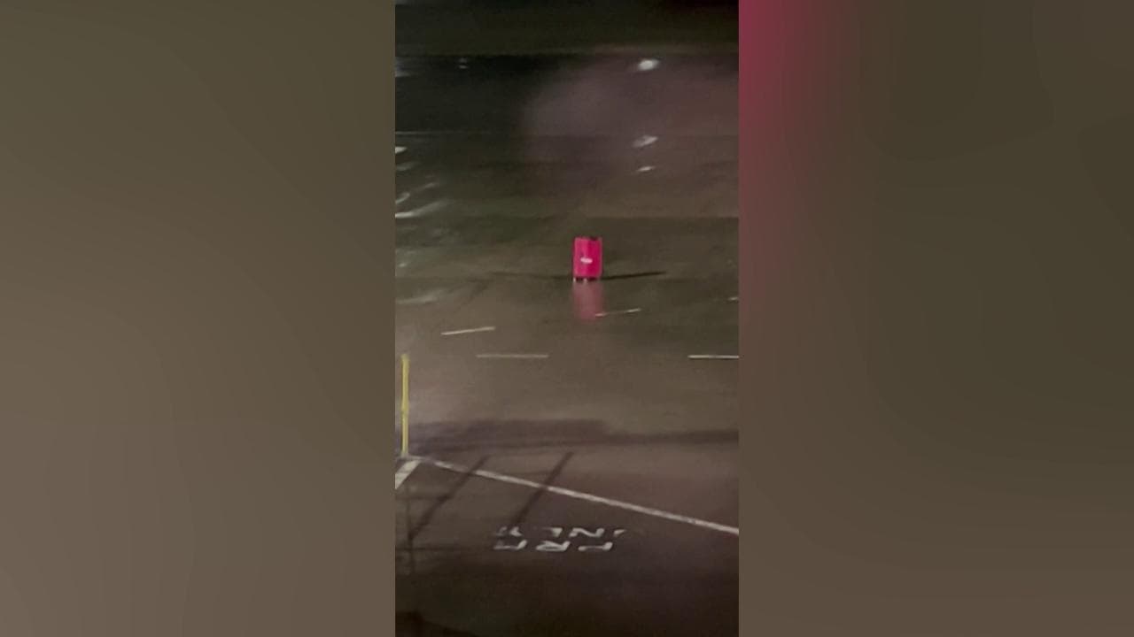 Edimburgo, una valigia viene trascinata lungo la pista d'atterraggio: a spostarla è la tempesta Isha