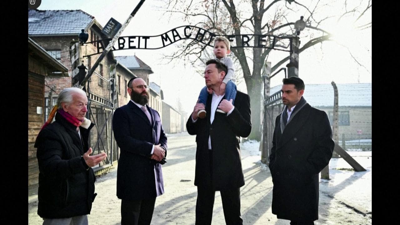 Elon Musk vola in Polonia dopo le accuse di antisemitismo: la visita a Auschwitz