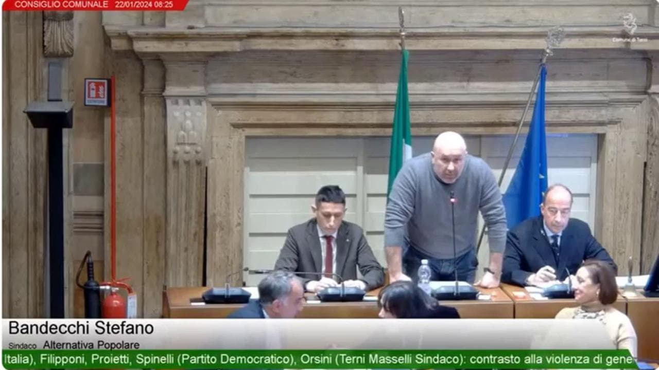 Il sindaco di Terni Bandecchi: "Un uomo normale guarda il culo di una donna e ci prova"