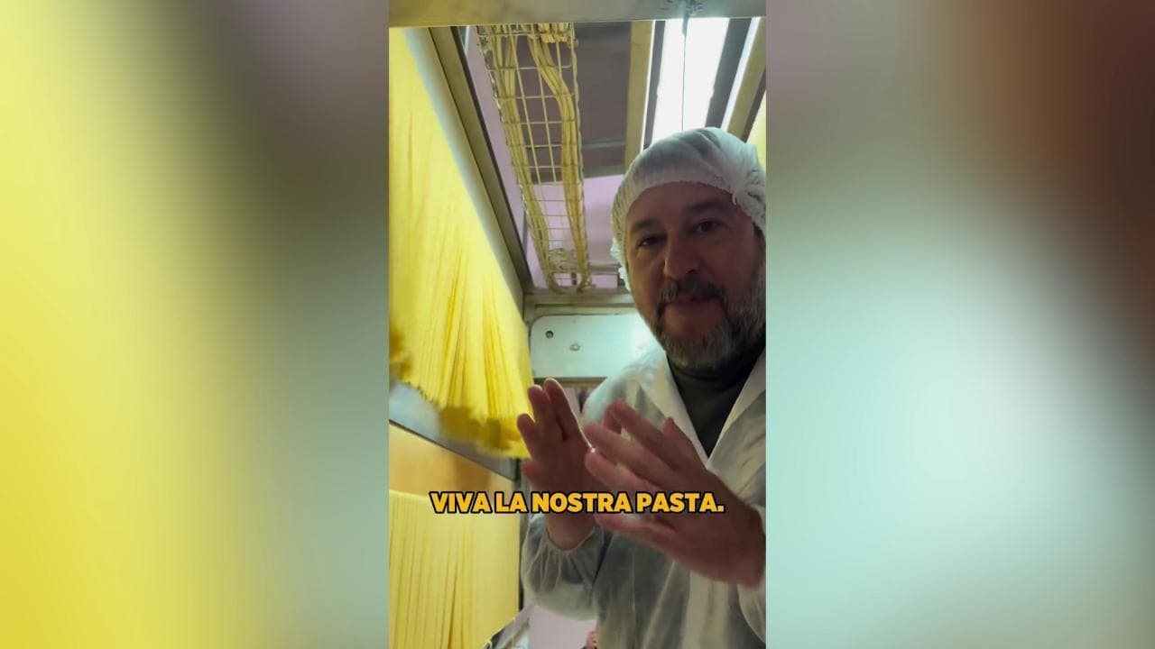 Benevento, Salvini con camice e cuffia nel pastificio Rummo: "Alla faccia della farina di insetti"