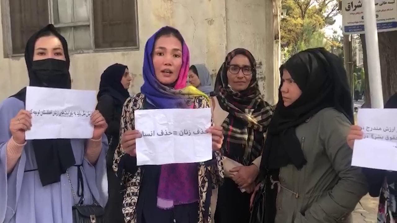 Kabul, donne in piazza per tornare a studiare.  E i talebani aggrediscono un giornalista svizzero