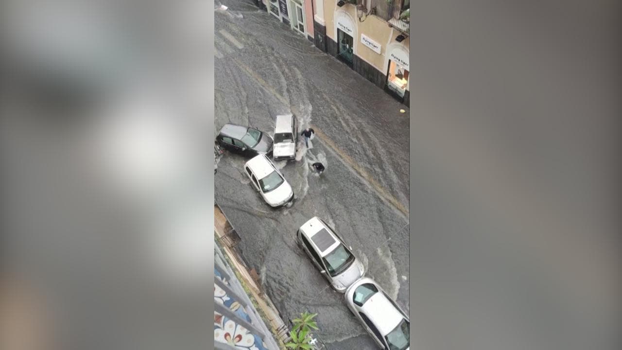 Catania, la strada si trasforma in un torrente: le auto restano bloccate sotto il nubifragio