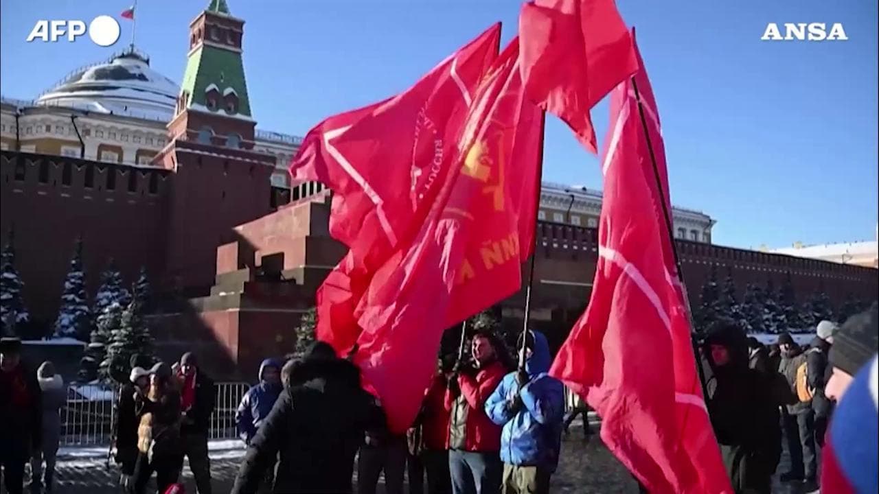 Mosca, i comunisti russi e pochi altri ricordano Lenin nel centenario della morte