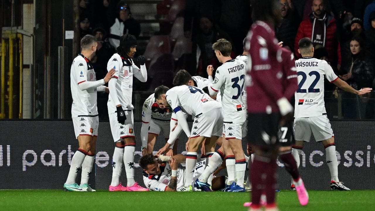 Retegui colpito da uno snack lanciato dagli ultrà della Salernitana. Una pietra sfiora il genoano