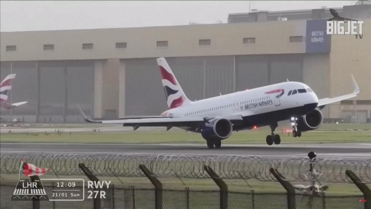 Londra, forte vento su Heathrow: le spettacolari immagini degli atterraggi degli aerei in difficoltà