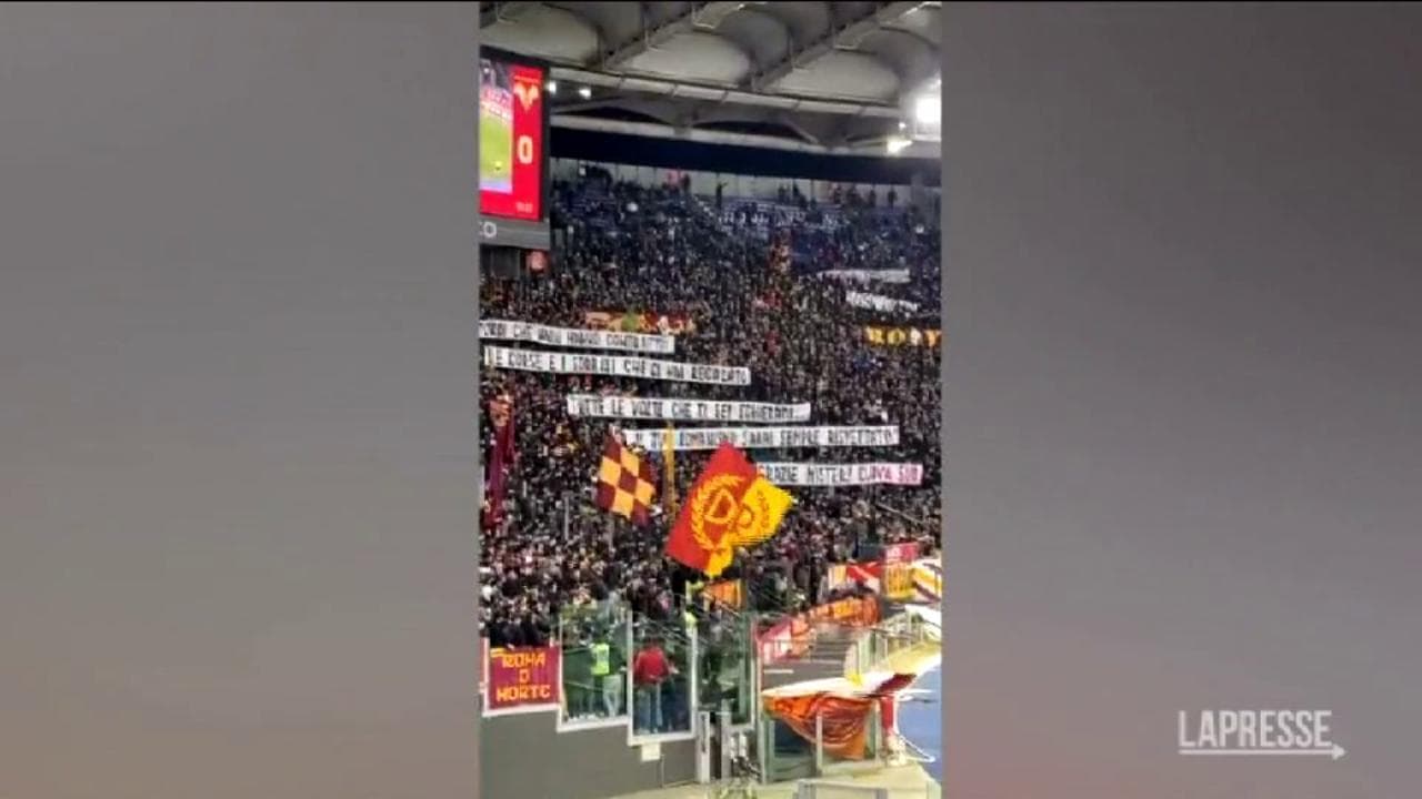 Roma-Verona, cori e striscioni per José Mourinho: all'Olimpico l'omaggio dei tifosi