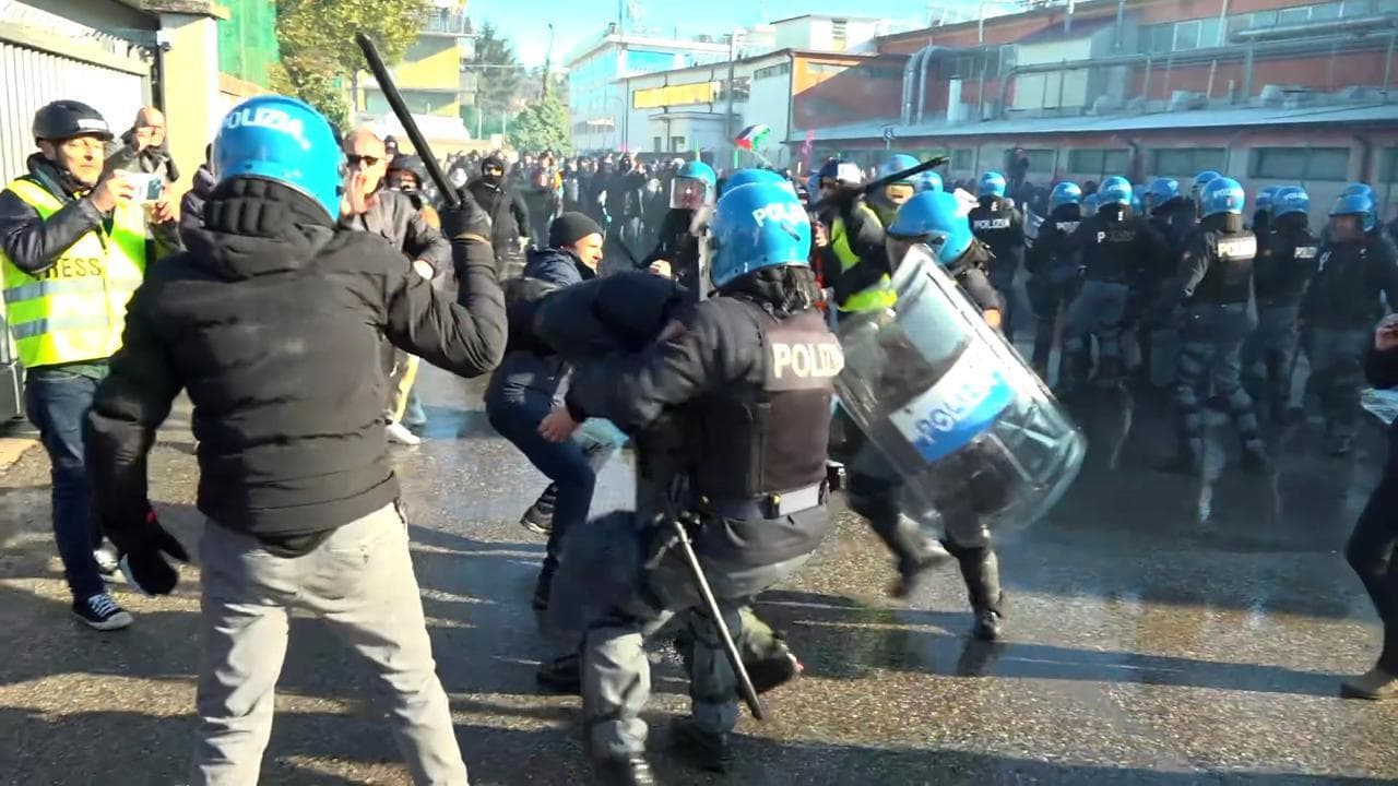 Corteo contro il padiglione israeliano, la polizia prende a manganellate e ferma alcuni manifestanti