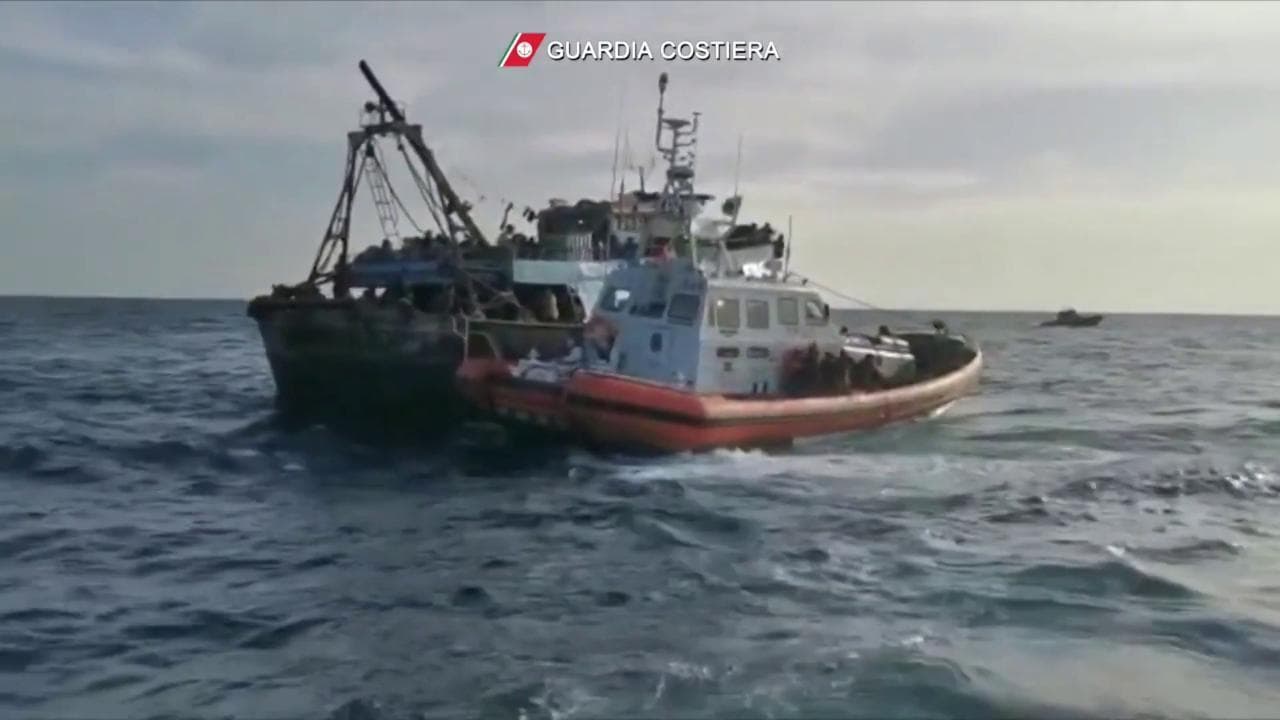 Calabria, il video del salvataggio di 339 migranti a bordo di un peschereccio