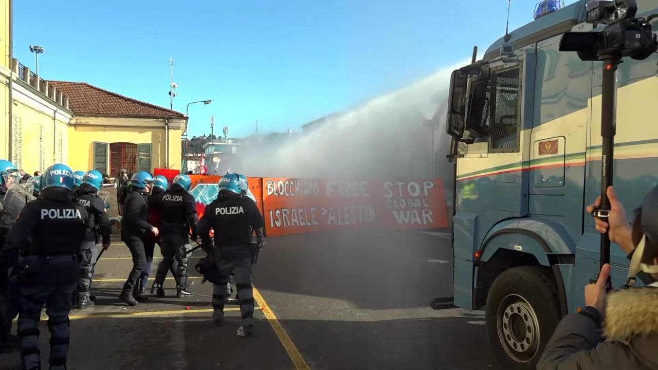 Scontri a Vicenza tra i manifestanti anti-israeliani e la polizia, che usa anche un idrante