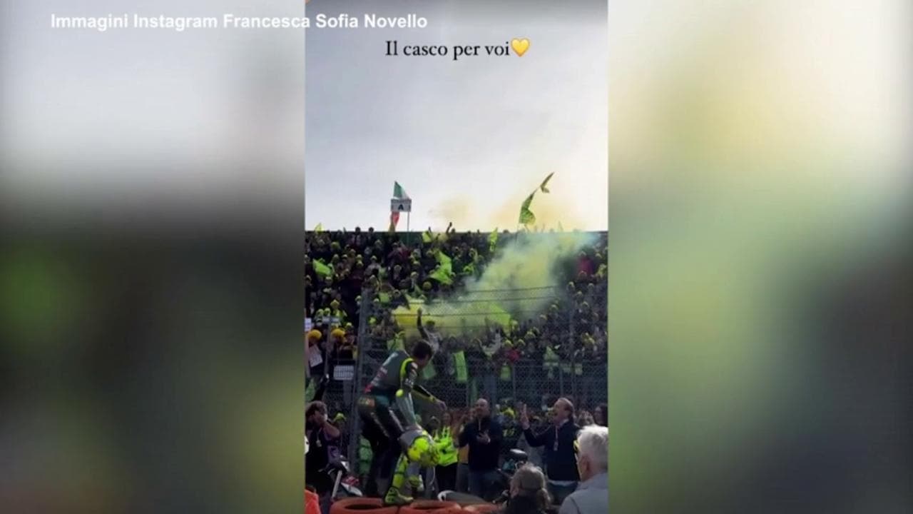MotoGP, Valentino Rossi ringazia la "marea gialla": il lancio del casco ai suoi tifosi
