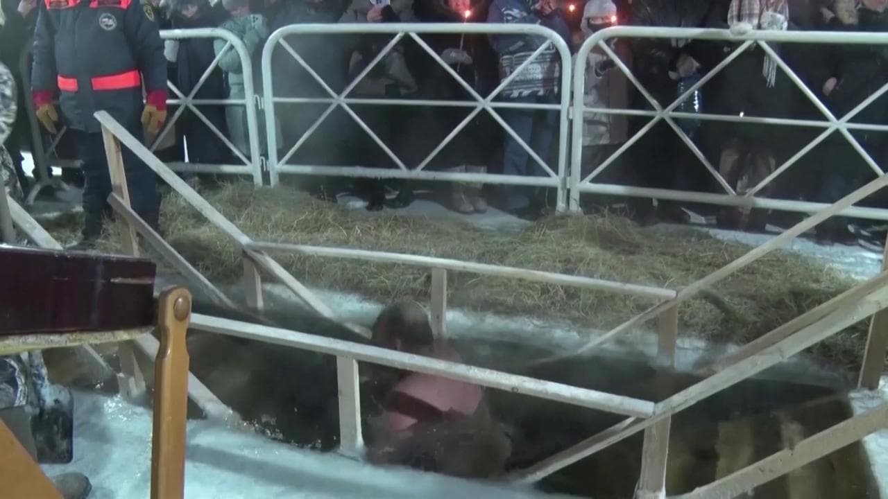 Russia, ortodossi della Jacuzia celebrano l'Epifania con il rito del battesimo in una pozza gelata a -40