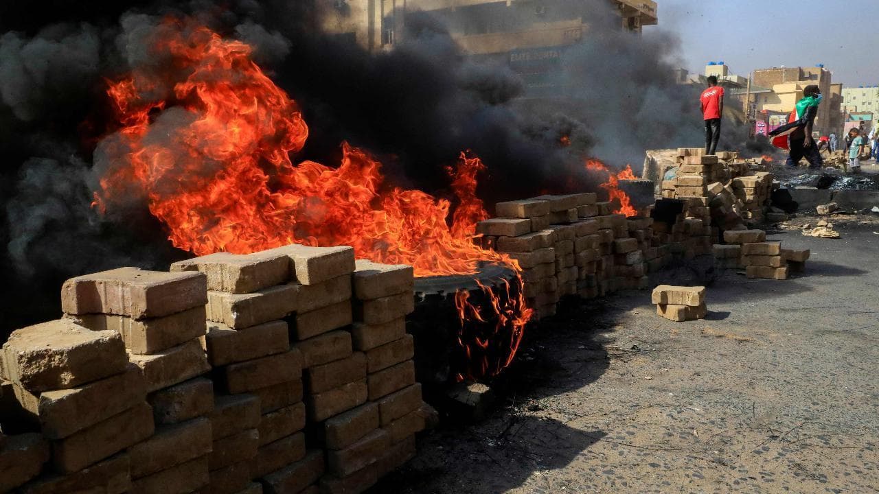 Colpo di stato in Sudan: la protesa contro il golpe, i manifestanti bloccano le strade a Khartoum