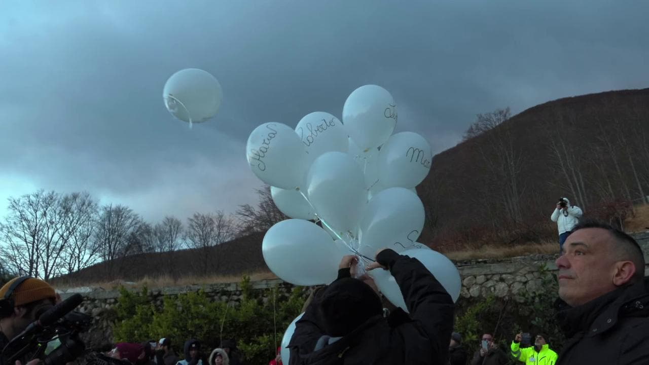 Tragedia di Rigopiano 7 anni dopo: commozione per il lancio dei palloncini in memoria delle vittime