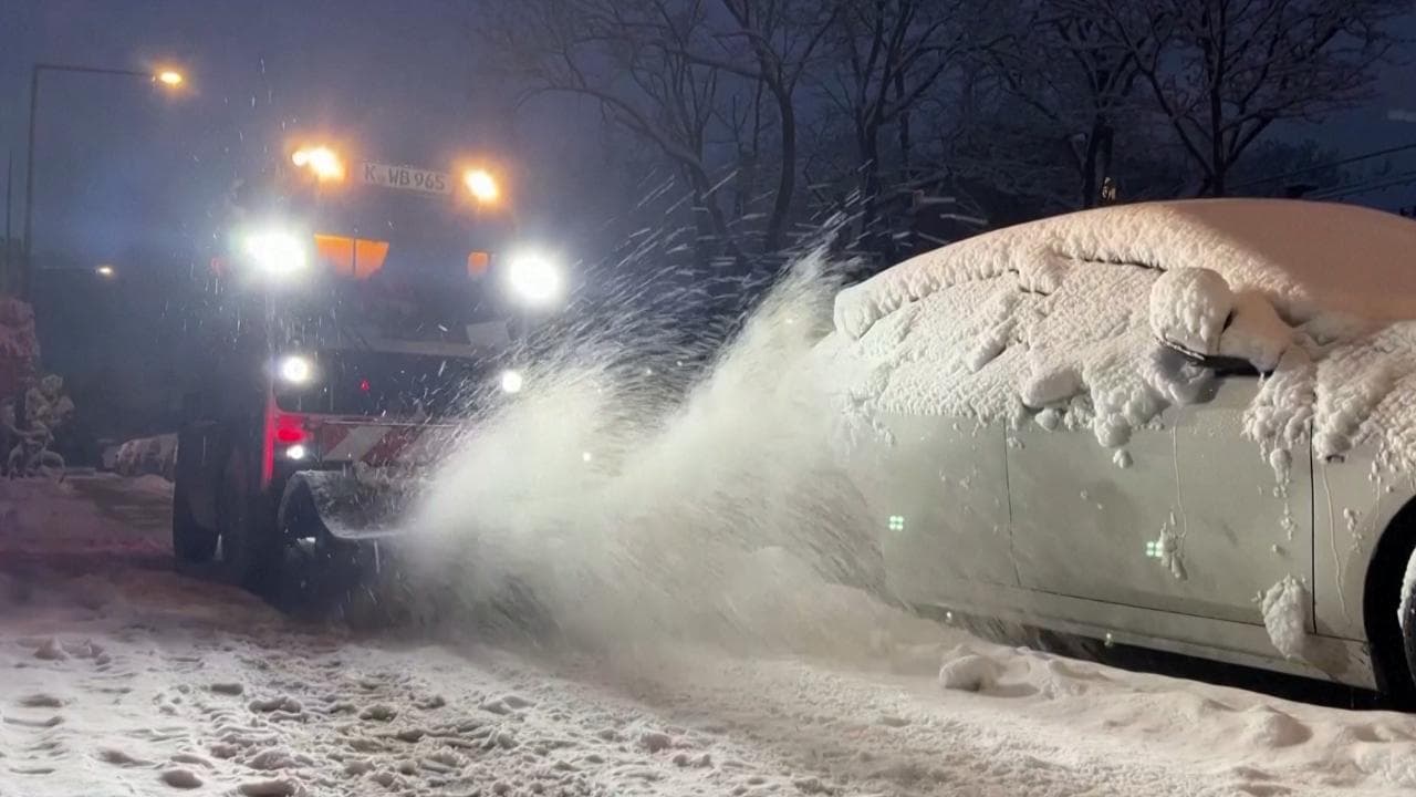 Germania, forti disagi per le nevicate eccezionali.  Ma c'è anche chi ne è felice