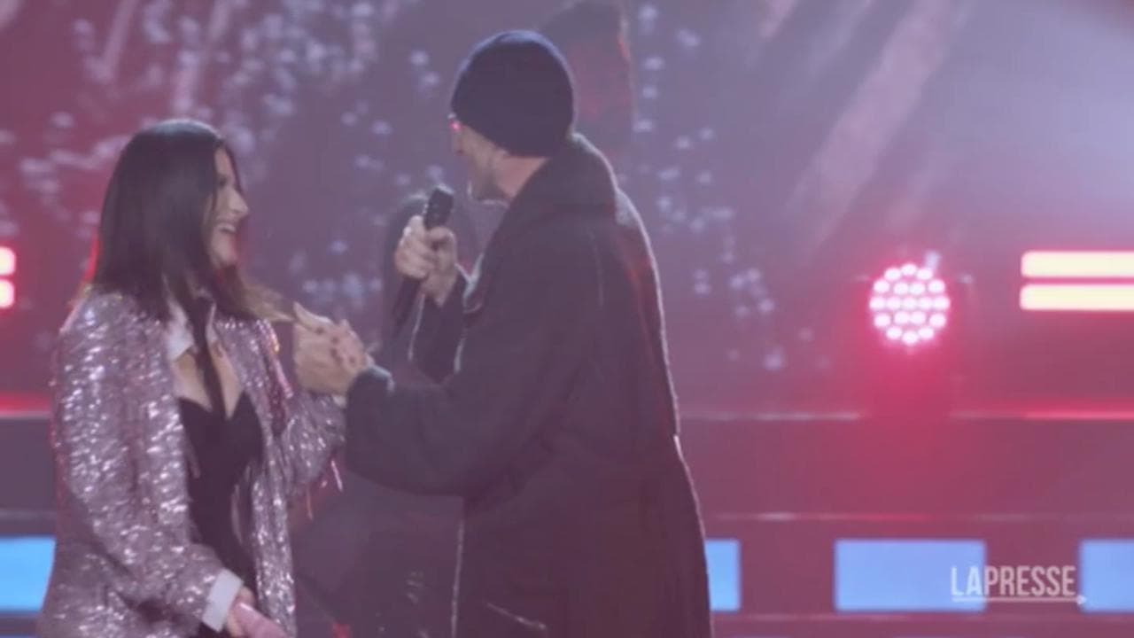 Milano, al concerto di Laura Pausini irrompe a sorpresa Biagio Antonacci. Il duetto da brividi
