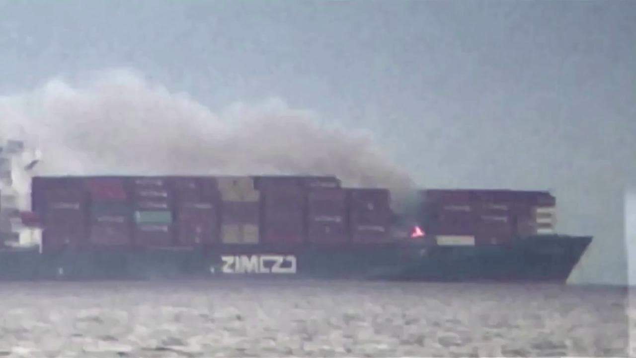 Canada, nave da carico prende fuoco al largo della costa: trasporta sostanze chimiche