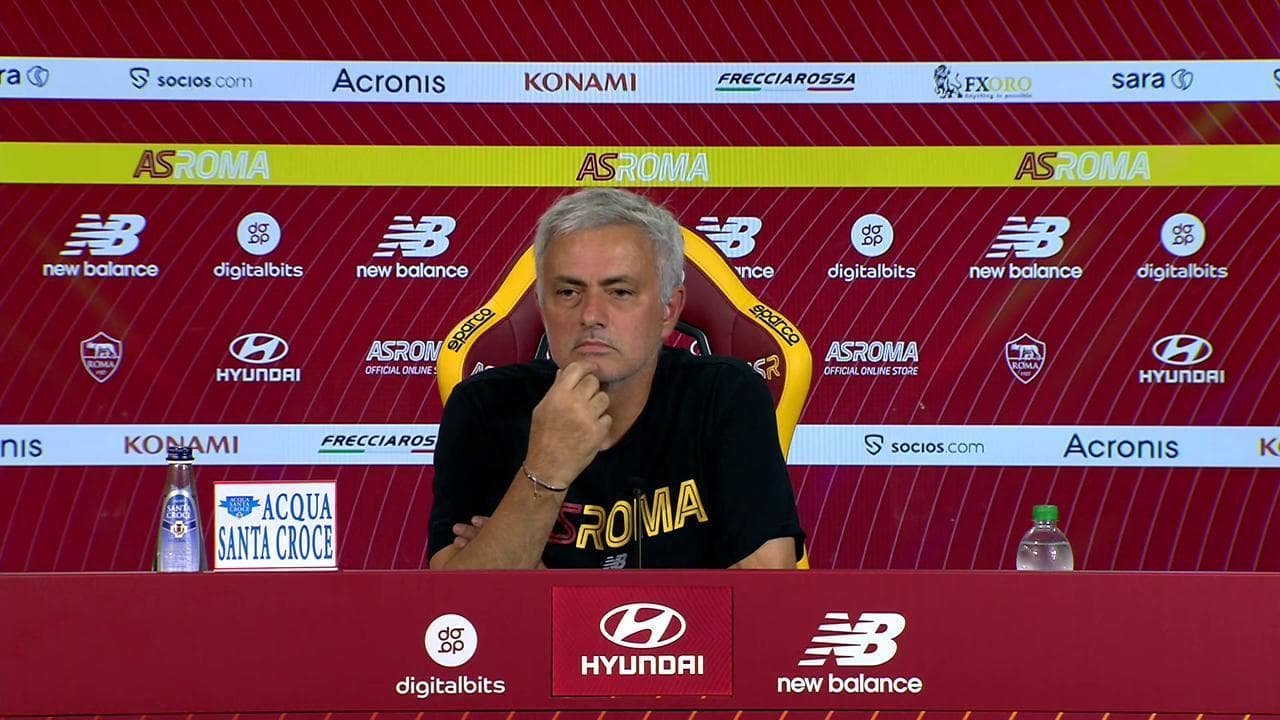Mourinho: "C'è chi ride della Roma, con le tasche piene di soldi"