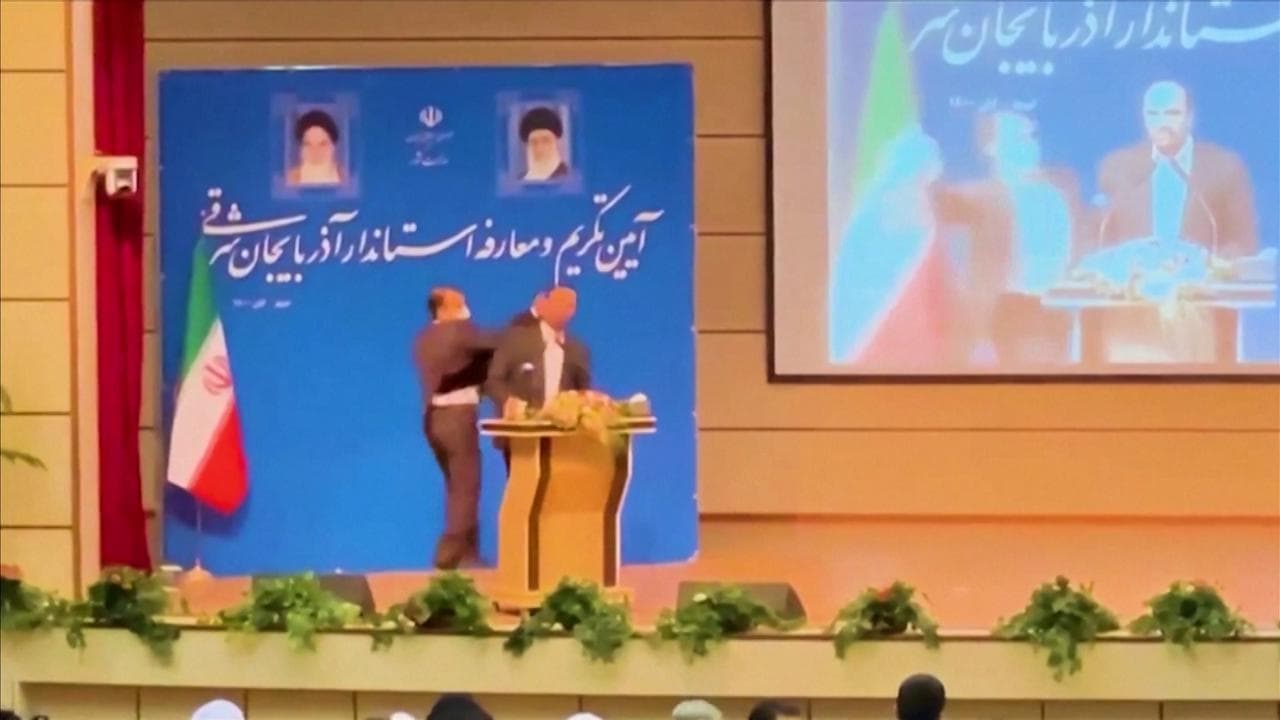 Iran, neo governatore viene schiaffeggiato sul podio