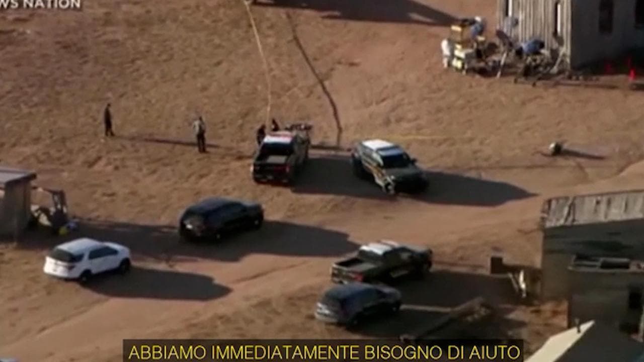 Tragedia Baldwin, la chiamata alla polizia: "Qui hanno sparato sul set con una pistola di scena"