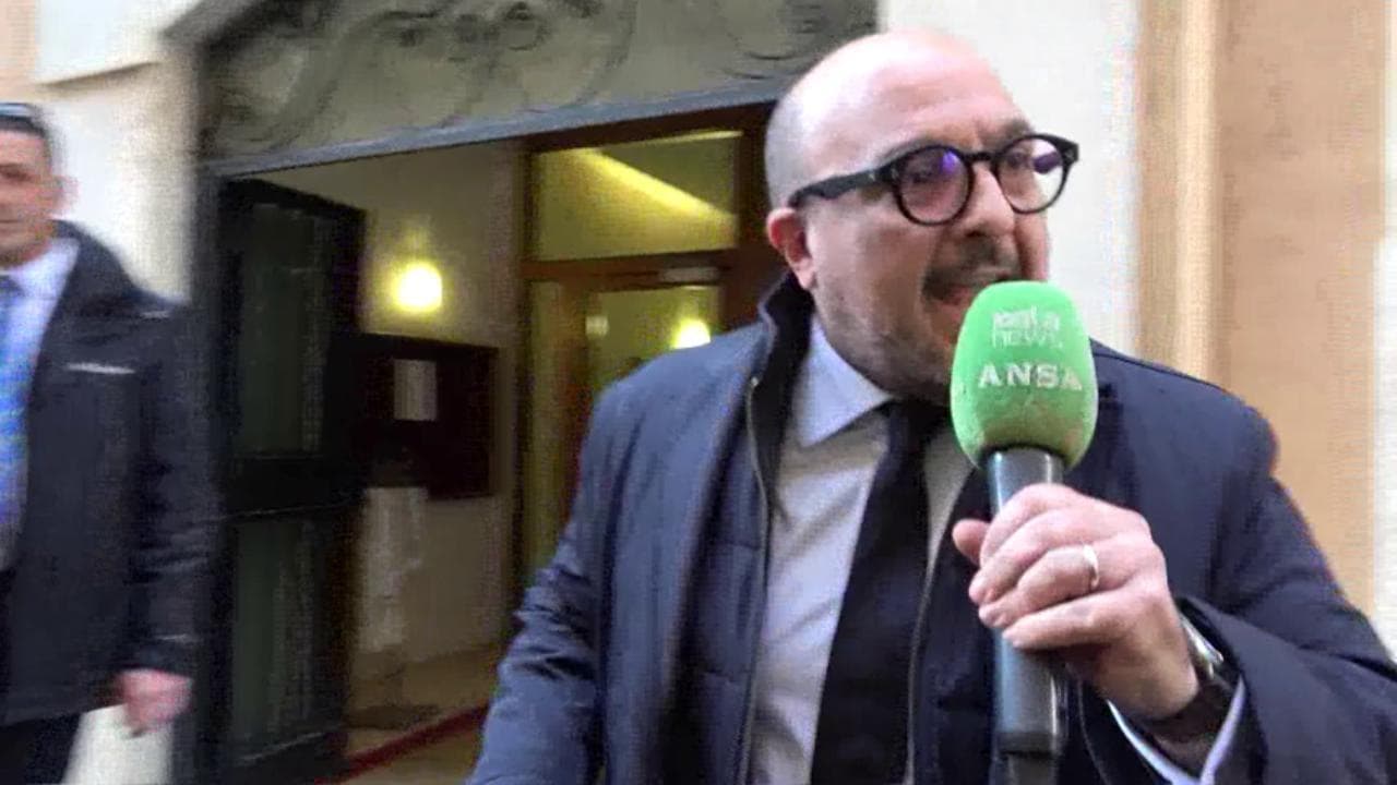 Antifascismo, il ministro Sangiuliano spazientito ruba il microfono al giornalista: "Lei è anticomunista?"