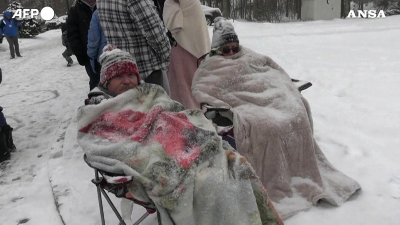 Usa, il gelo in New Hampshire non ferma i sostenitori di Trump: gli elettori del tycoon sotto la neve