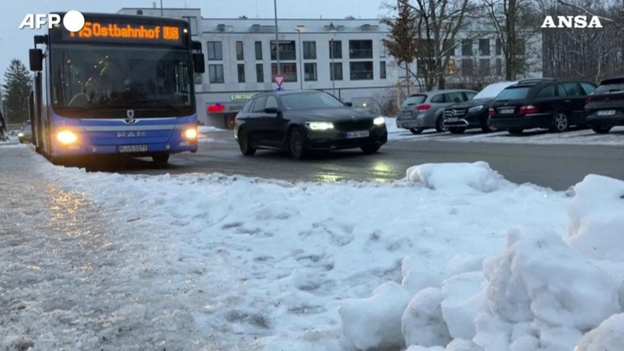 Ondata di freddo e gelo sferza la Germania: Monaco di Baviera si sveglia sotto la neve