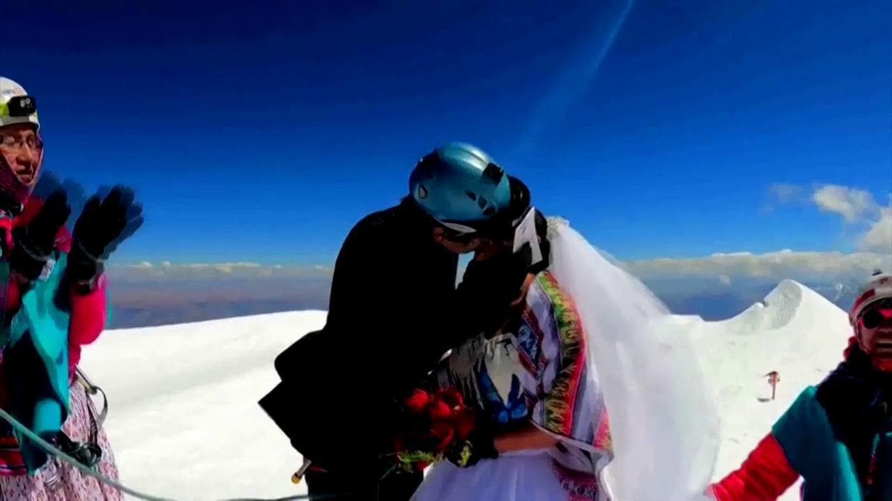 Bolivia, matrimonio da brividi (freddi): coppia si sposa a 6.500 metri di altezza sul monte Illimani