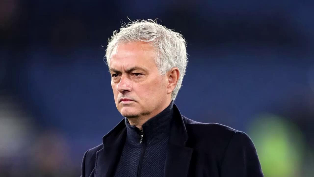 La Roma esonera José Mourinho: l'ironia social non perdona lo Special One