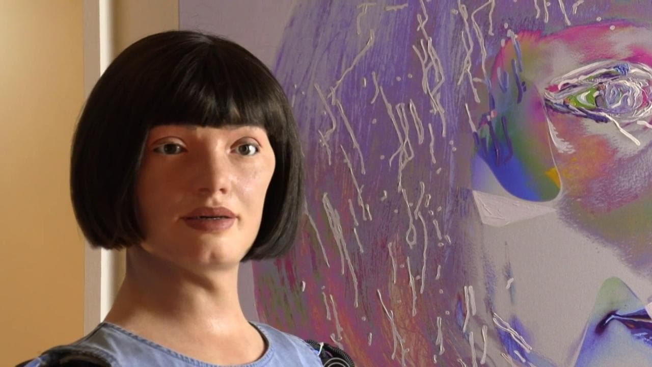 Cairo, l'artista-robot arrestata per spionaggio in Egitto: eccola a una mostra