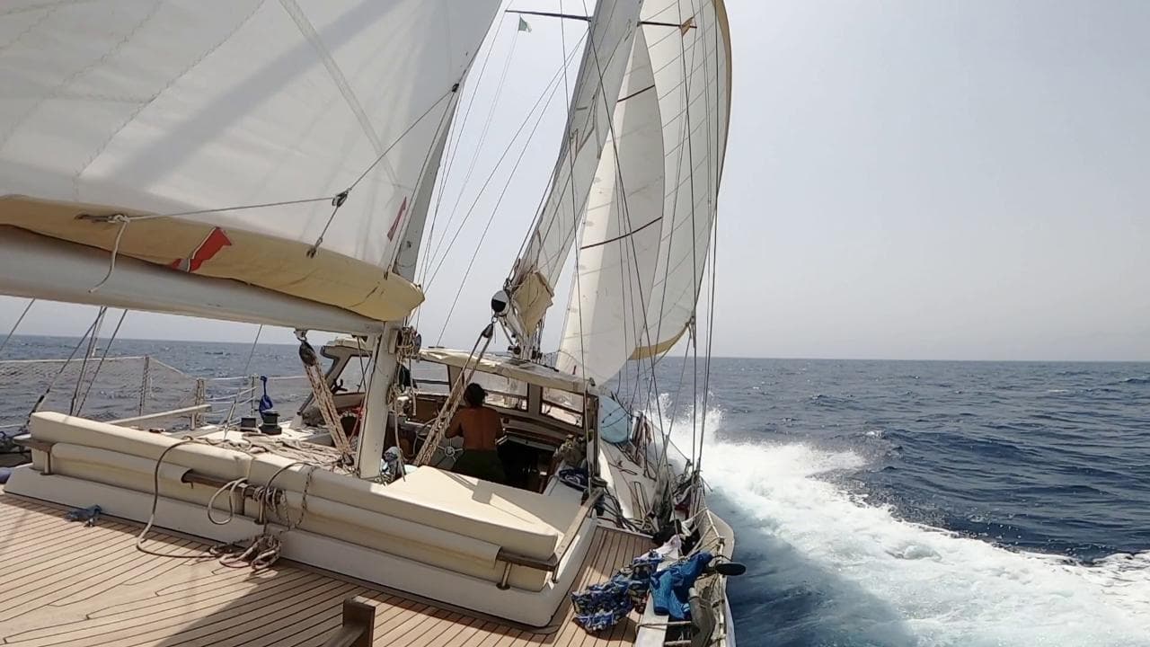 Piano B, Sara e Stefano: "Siamo andati a vivere con tre figli piccoli in barca a vela. E non torniamo indietro"