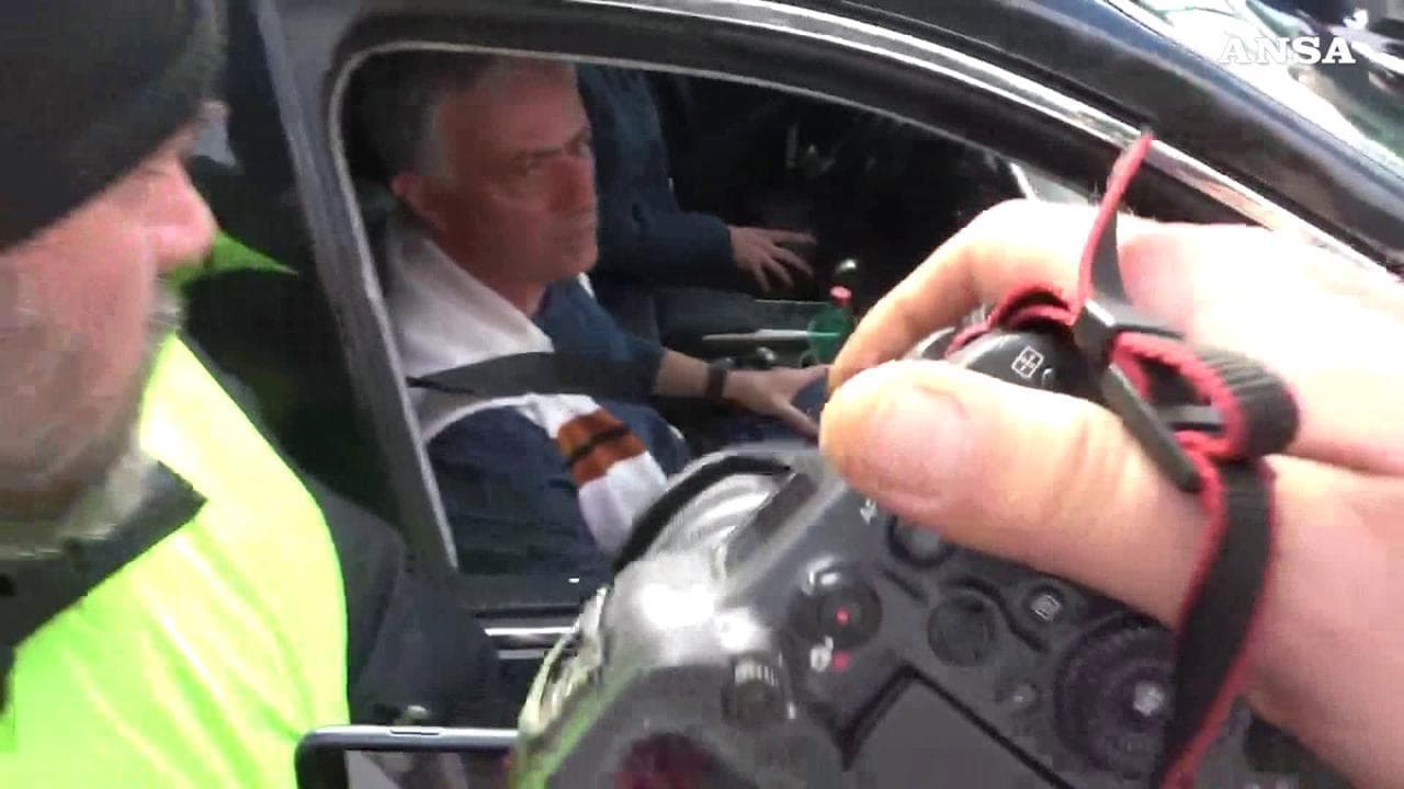 Mourinho lascia Trigoria, i tifosi rincorrono la macchina: "Grazie mister. Tirana è per sempre"