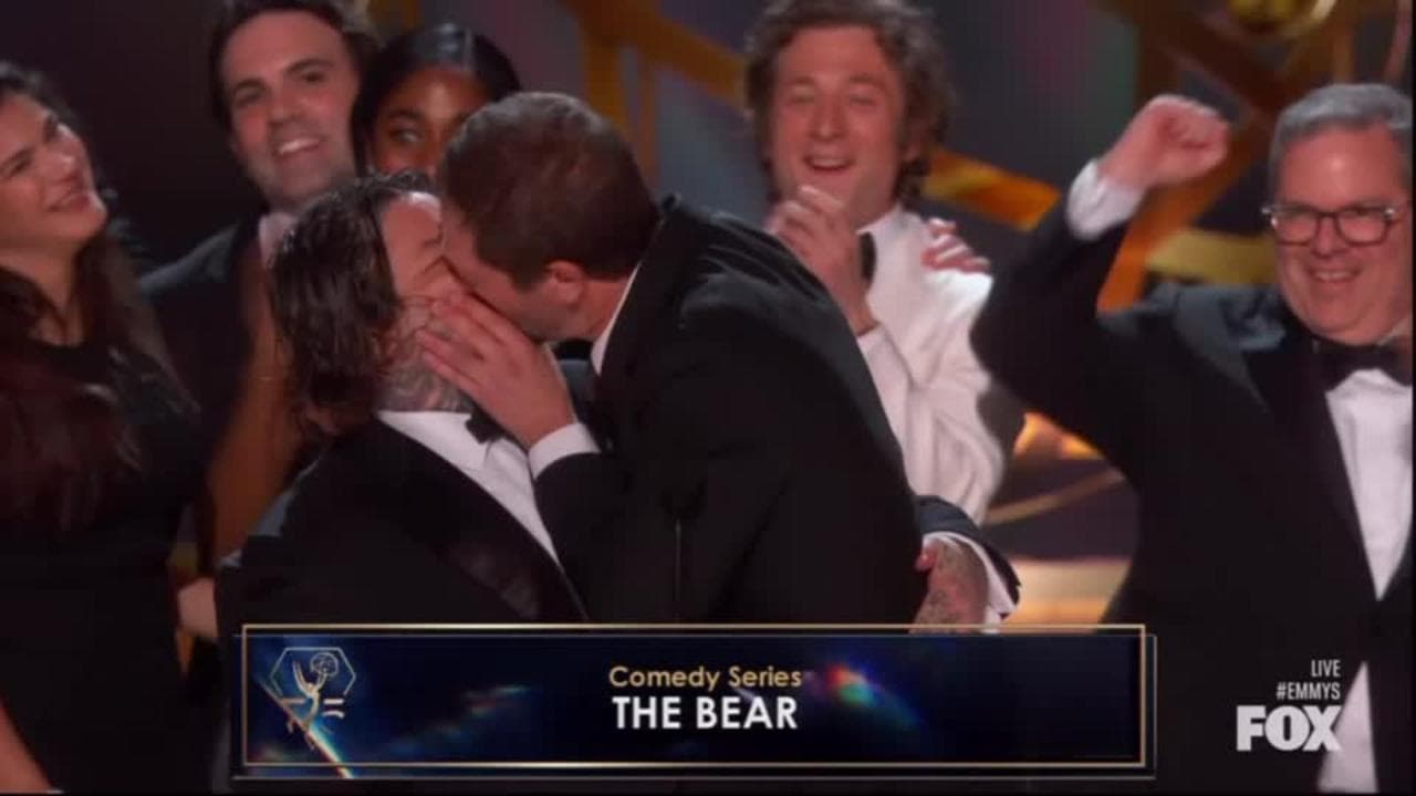 Emmy, stravince "The Bear": il lungo bacio tra Ebon Moss Bachrach e Matty Matheson mentre ritirano il premio