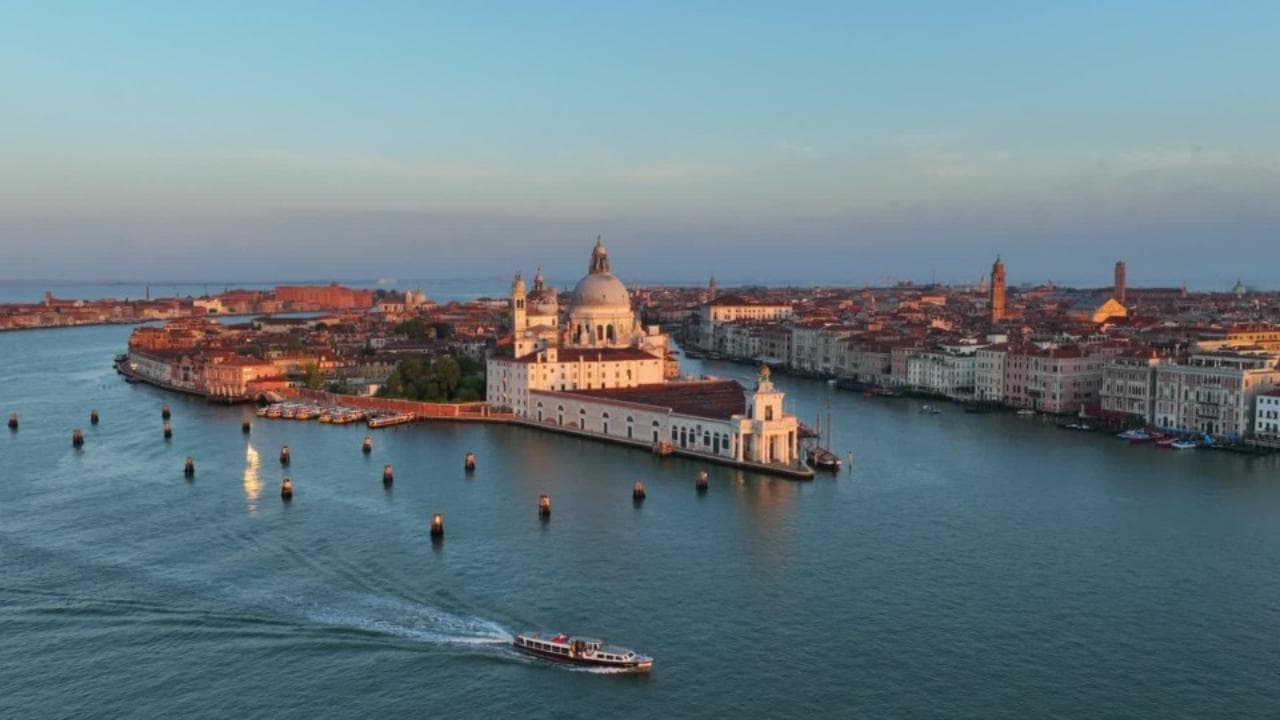 Venezia, cinque euro per entrare in città: le nuove regole contro il turismo mordi e fuggi