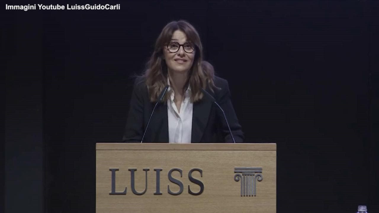 Cortellesi e il monologo all'università sul sessismo nelle fiabe: "Biancaneve colf dei sette nani"