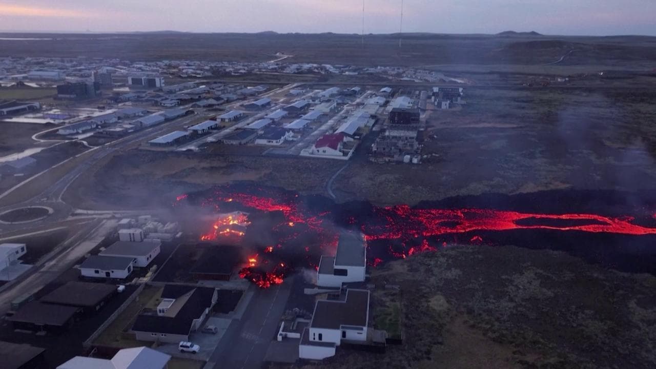 La lava inghiotte le case a Grindavik in Islanda: le impressionanti immagini dell'eruzione