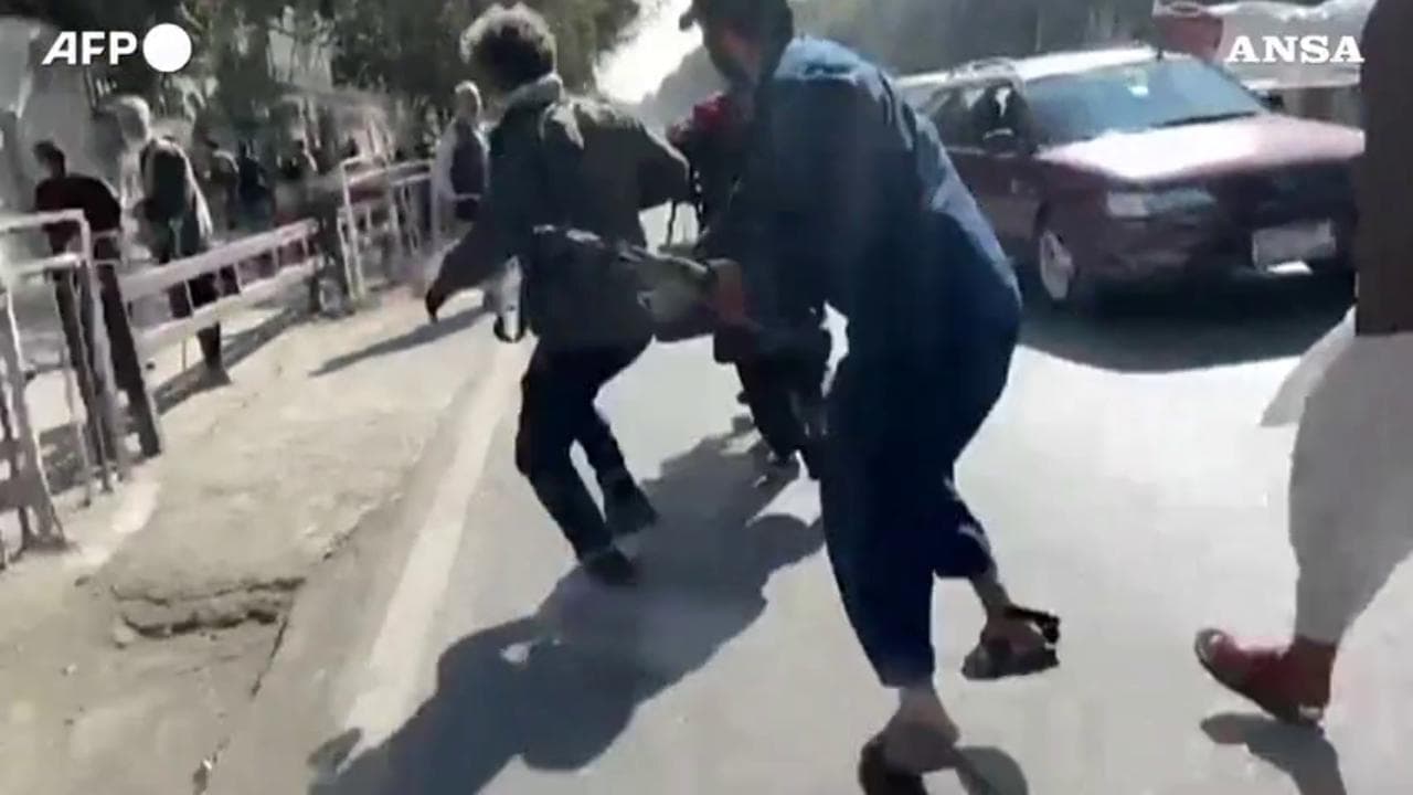 Kabul, talebani aggrediscono una troupe di giornalisti: reporter colpito con il calcio di un fucile
