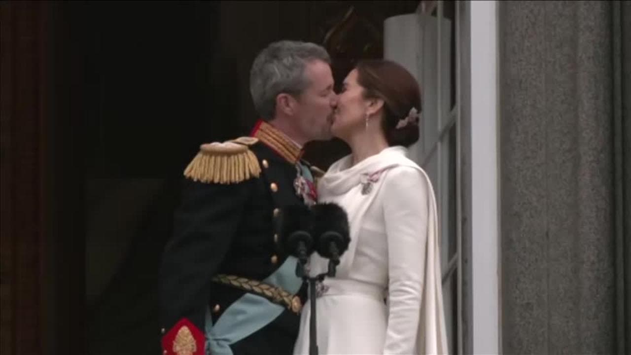 Il bacio di re Federico di Danimarca e la regina Mary dopo la proclamazione