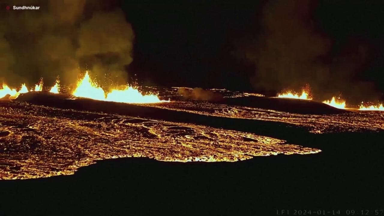 Islanda, nuova eruzione vulcanica vicino Reykjavik: la marea di lava infuocata è impressionante