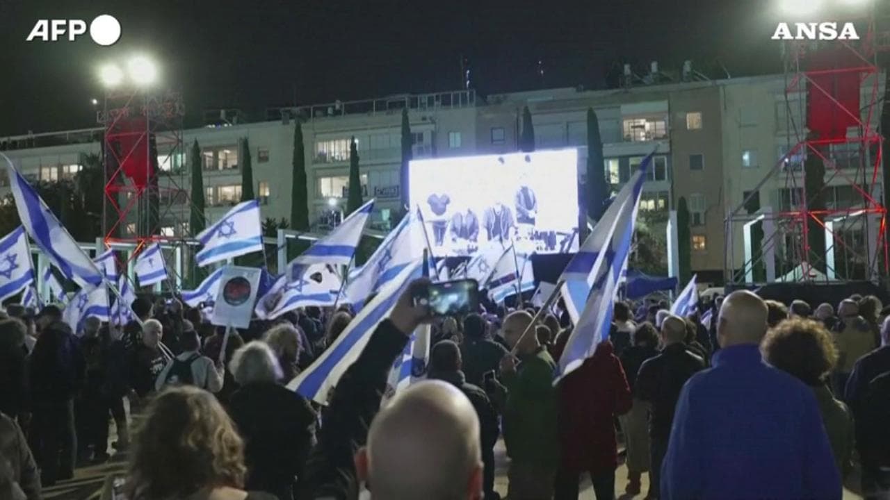 Tel Aviv, una manifestazione per chiedere le dimissioni di Netanyahu e nuove elezioni