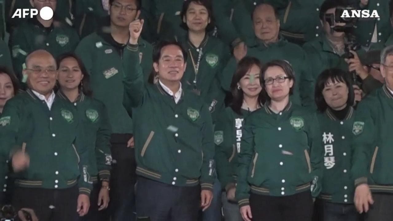 La gioia di Taiwan dopo la vittoria del democratico Lai: cori e musica, luci e bandierine in piazza