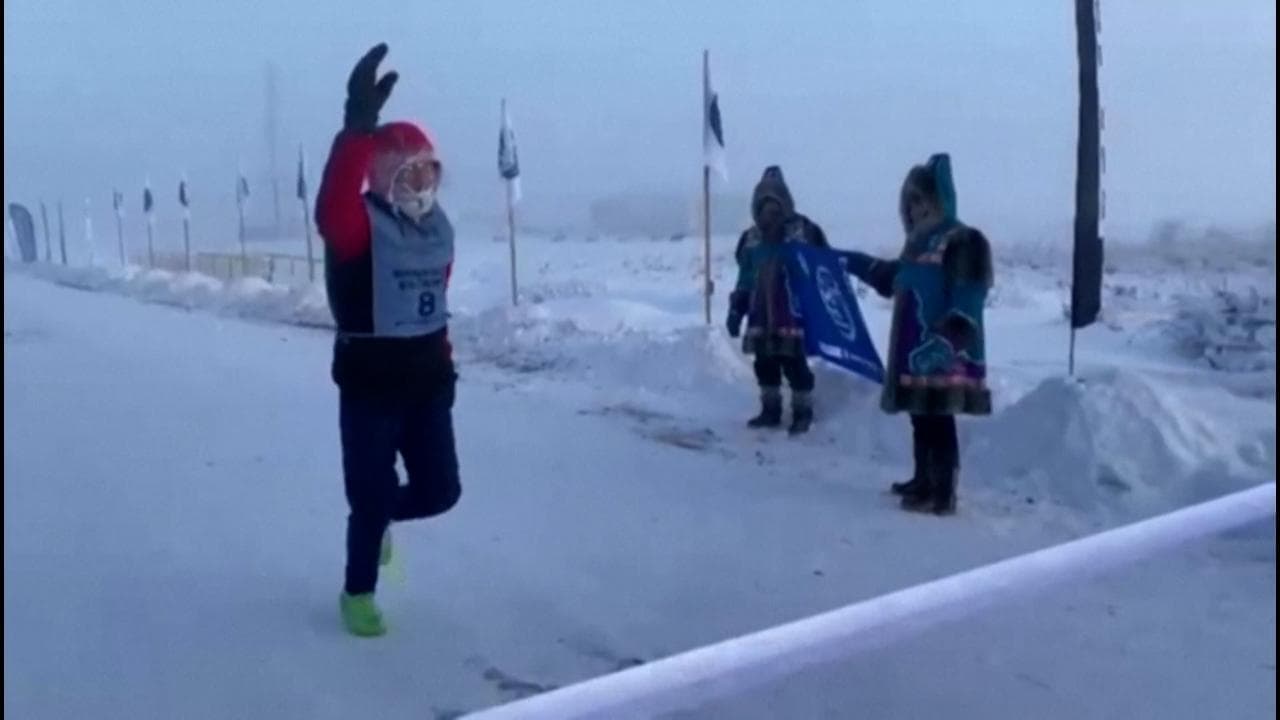 Siberia, la maratona più fredda del mondo a -55 gradi: "Devi ricordarti di togliere il ghiaccio dagli occhi"
