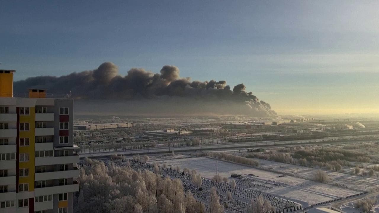 Maxi incendio a San Pietroburgo, area di 50 mila metri quadrati in fiamme: le immagini