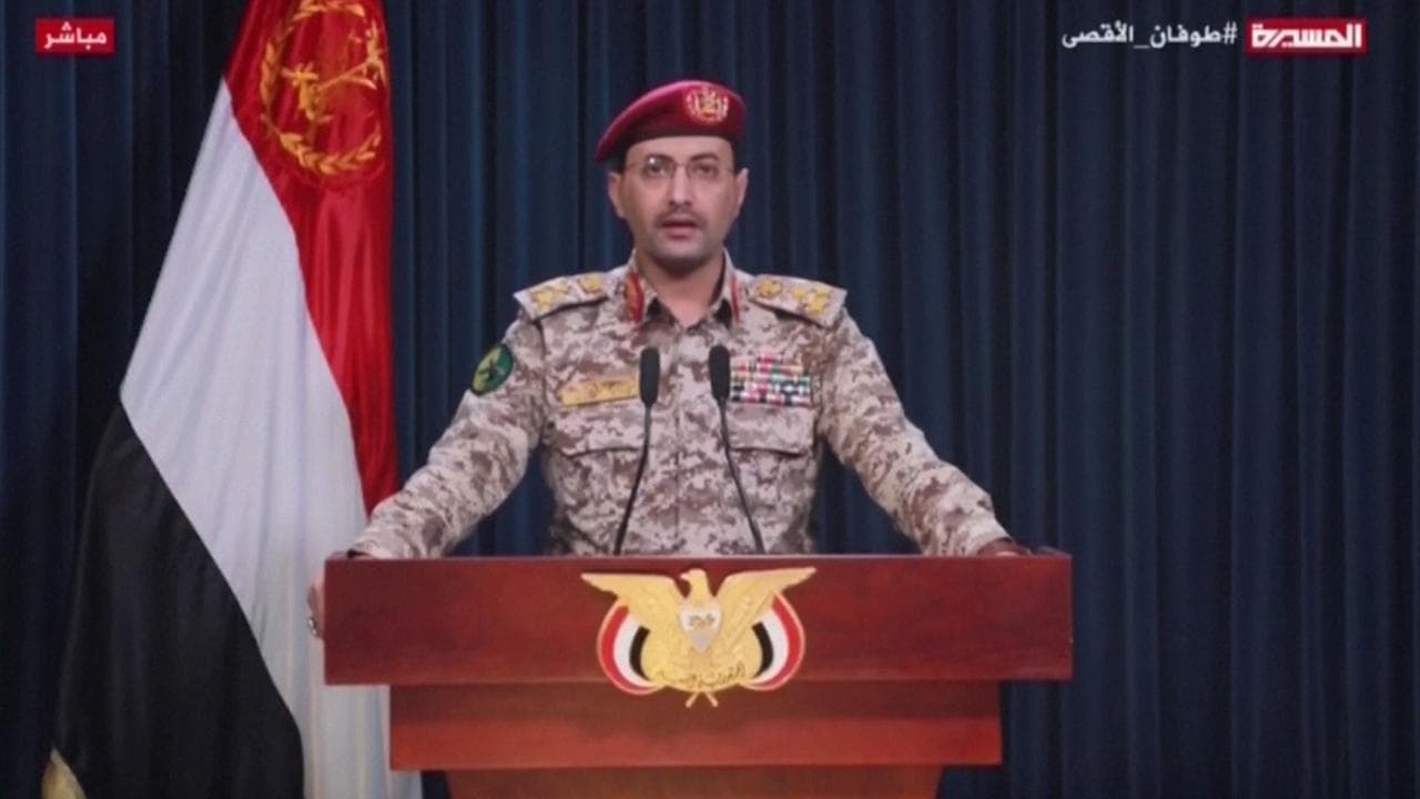 Il portavoce militare degli Houthi: "Risponderemo all'attacco dei nemici americani e britannici"