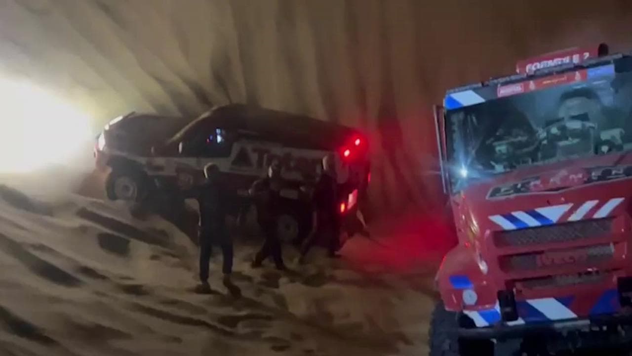 Dakar 2024, impresa notturna: fratelli aquilani "salvano" un camion olandese ribaltato