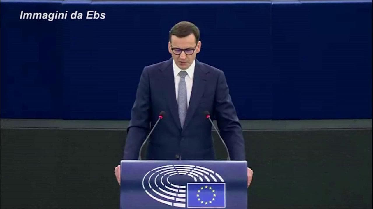 Polexit, il premier polacco Morawiecki: "Non accettiamo ricatti"