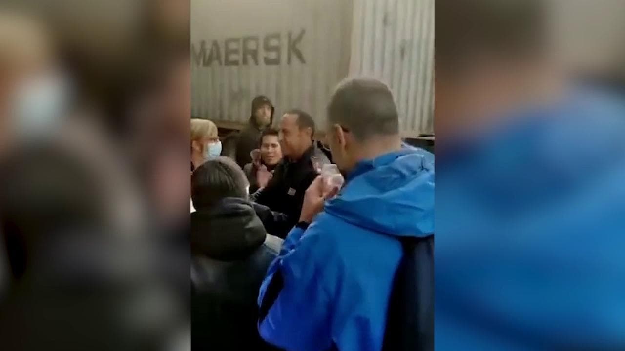 No Green Pass, a Genova i poliziotti offrono focacce ai manifestanti: "Ci hanno detto di tenere duro"